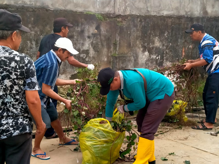 Kagiatan Probebaya Kelurahan Pasar Pagi Kerja Bakti RT ( 11,12,13 ) dan Warga Kelurahan Pasar Pagi
