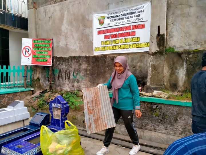 Kagiatan Probebaya Kelurahan Pasar Pagi Kerja Bakti RT ( 11,12,13 ) dan Warga Kelurahan Pasar Pagi