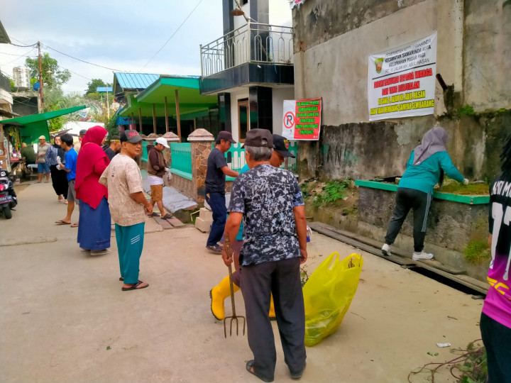 Kagiatan Probebaya Kelurahan Pasar Pagi Kerja Bakti RT ( 11,12,13 ) dan Warga Kelurahan Pasar Pagi