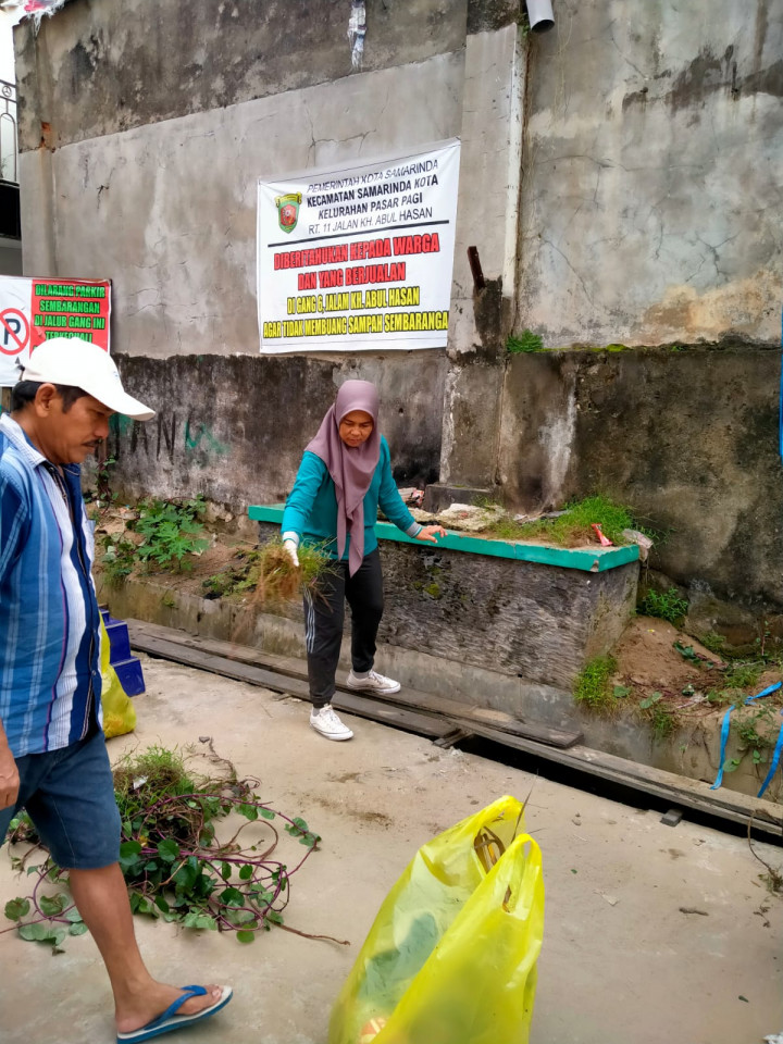 Kagiatan Probebaya Kelurahan Pasar Pagi Kerja Bakti RT ( 11,12,13 ) dan Warga Kelurahan Pasar Pagi