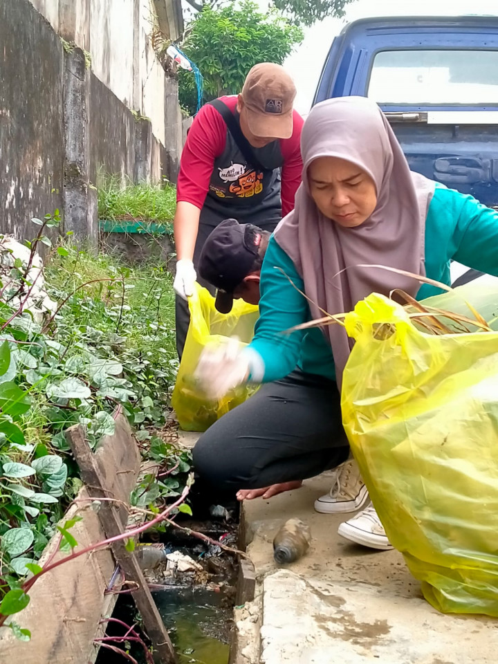 Kagiatan Probebaya Kelurahan Pasar Pagi Kerja Bakti RT ( 11,12,13 ) dan Warga Kelurahan Pasar Pagi