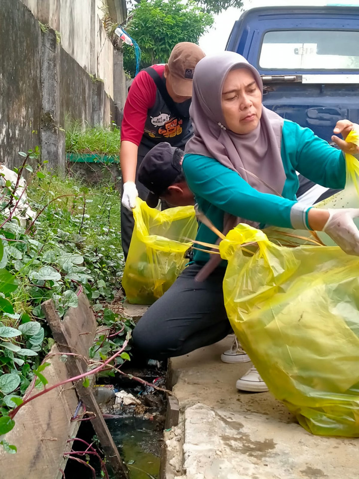 Kagiatan Probebaya Kelurahan Pasar Pagi Kerja Bakti RT ( 11,12,13 ) dan Warga Kelurahan Pasar Pagi