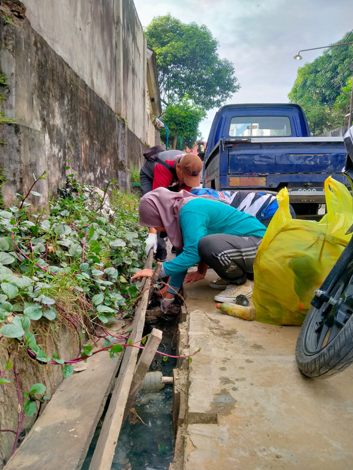 Kagiatan Probebaya Kelurahan Pasar Pagi Kerja Bakti RT ( 11,12,13 ) dan Warga Kelurahan Pasar Pagi
