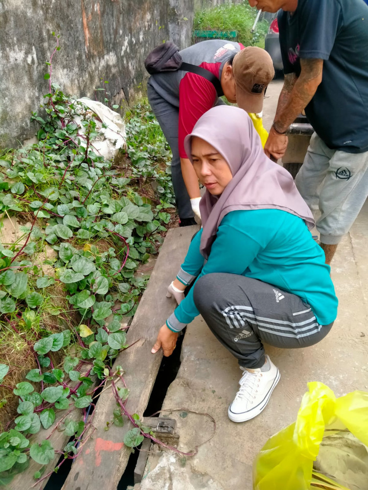Kagiatan Probebaya Kelurahan Pasar Pagi Kerja Bakti RT ( 11,12,13 ) dan Warga Kelurahan Pasar Pagi