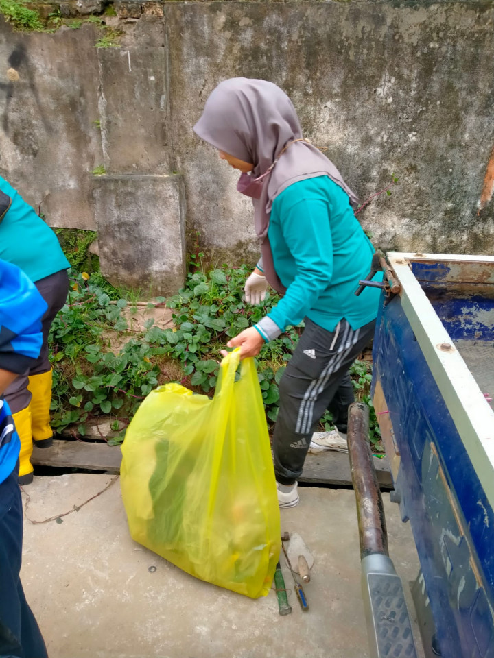 Kagiatan Probebaya Kelurahan Pasar Pagi Kerja Bakti RT ( 11,12,13 ) dan Warga Kelurahan Pasar Pagi