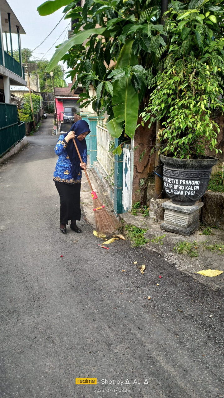 KEGIATAN RUTIN APEL PAGI DAN BERSIH-BERSIH DI LINGKUNGAN SEKITAR KANTOR KELURAHAN PASAR PAGI