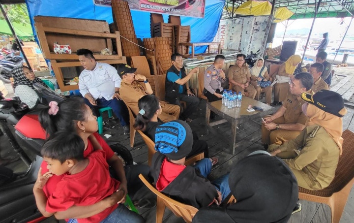 MEMBANTU PROSES PEMULANGAN KE SULAWESI TENGAH* Orang terlantar sebanyak 9 orang