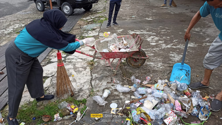KEGIATAN KERJA BAKTI / GOTONG ROYONG RT 1,2,3,5 DAN 13 DI WILAYAH KELURAHAN PASAR PAGI