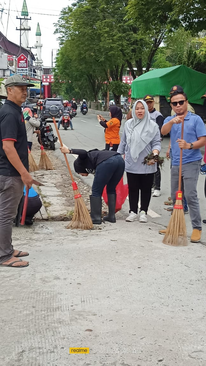 KEGIATAN KERJA BAKTI / GOTONG ROYONG RT 1,2,3,5 DAN 13 DI WILAYAH KELURAHAN PASAR PAGI