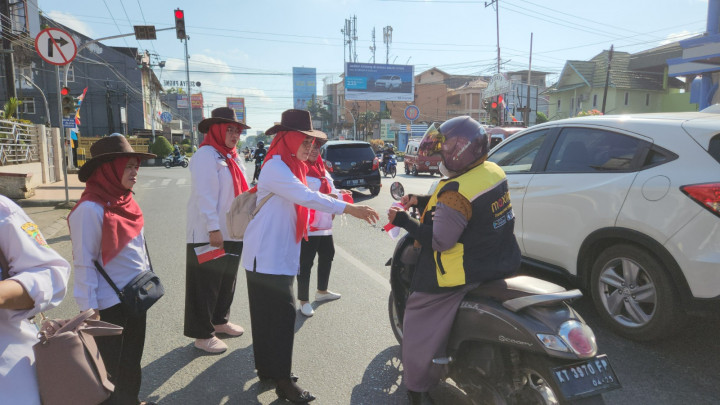 PEMBERIAN BENDERA PADA WARGA MASYARAKAT DALAM RANGKA MEMPERINGATI HUT RI KE 78 THN