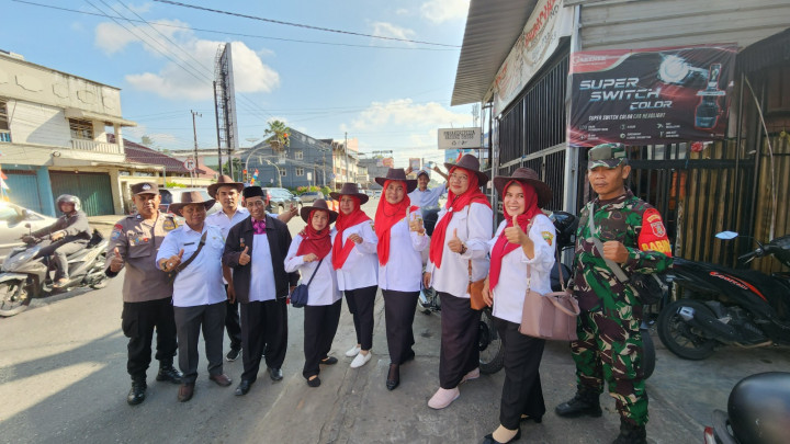 PEMBERIAN BENDERA PADA WARGA MASYARAKAT DALAM RANGKA MEMPERINGATI HUT RI KE 78 THN