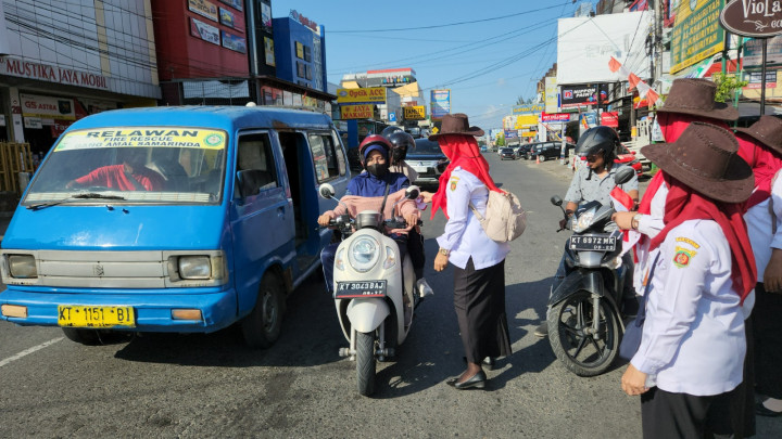 PEMBERIAN BENDERA PADA WARGA MASYARAKAT DALAM RANGKA MEMPERINGATI HUT RI KE 78 THN