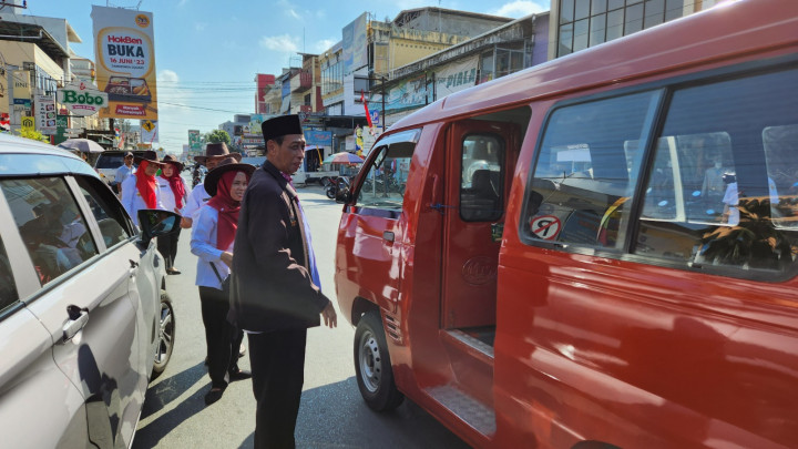 PEMBERIAN BENDERA PADA WARGA MASYARAKAT DALAM RANGKA MEMPERINGATI HUT RI KE 78 THN