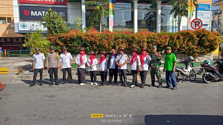 PEMBERIAN BENDERA PADA WARGA MASYARAKAT DALAM RANGKA MEMPERINGATI HUT RI KE 78 THN