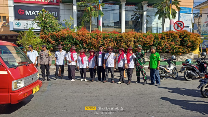 PEMBERIAN BENDERA PADA WARGA MASYARAKAT DALAM RANGKA MEMPERINGATI HUT RI KE 78 THN