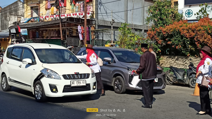 PEMBERIAN BENDERA PADA WARGA MASYARAKAT DALAM RANGKA MEMPERINGATI HUT RI KE 78 THN