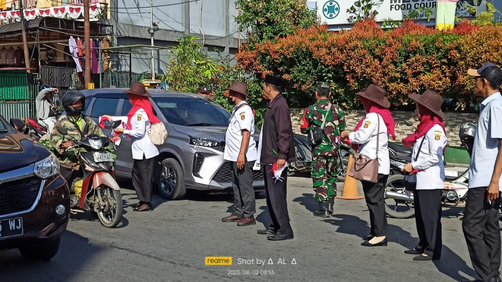 PEMBERIAN BENDERA PADA WARGA MASYARAKAT DALAM RANGKA MEMPERINGATI HUT RI KE 78 THN
