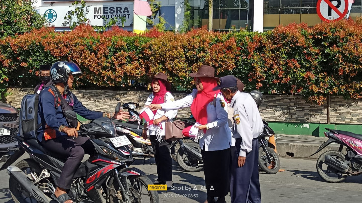 PEMBERIAN BENDERA PADA WARGA MASYARAKAT DALAM RANGKA MEMPERINGATI HUT RI KE 78 THN