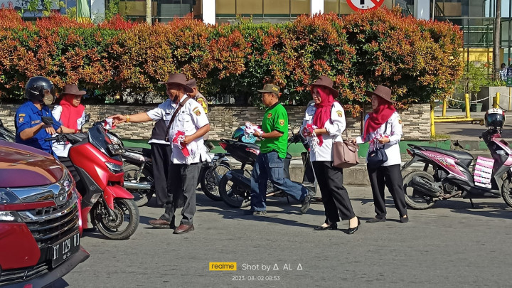 PEMBERIAN BENDERA PADA WARGA MASYARAKAT DALAM RANGKA MEMPERINGATI HUT RI KE 78 THN