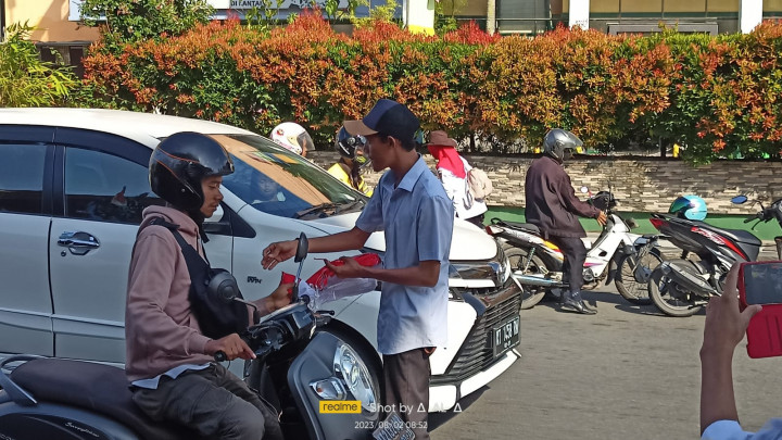 PEMBERIAN BENDERA PADA WARGA MASYARAKAT DALAM RANGKA MEMPERINGATI HUT RI KE 78 THN