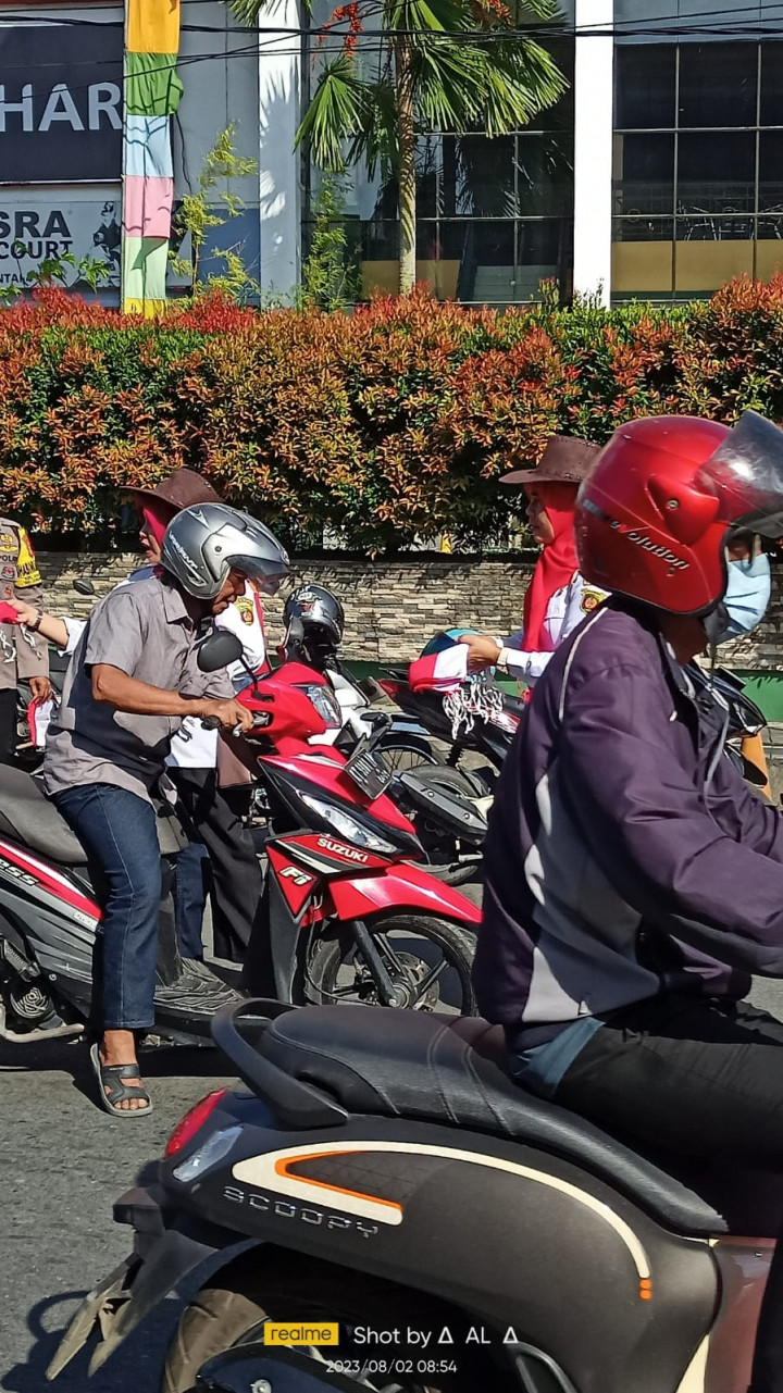 PEMBERIAN BENDERA PADA WARGA MASYARAKAT DALAM RANGKA MEMPERINGATI HUT RI KE 78 THN