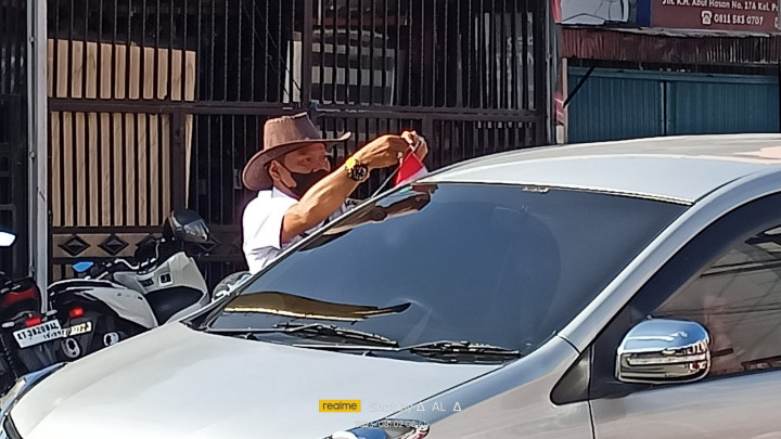 PEMBERIAN BENDERA PADA WARGA MASYARAKAT DALAM RANGKA MEMPERINGATI HUT RI KE 78 THN