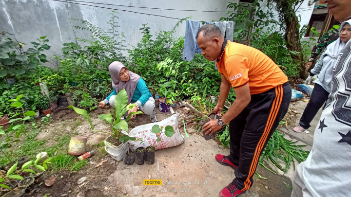KERJA BAKTI / GOTONG ROYONG DI RT.07 KELURAHAN PASAR PAGI DAN PILAH SAMPAH PLASTIK