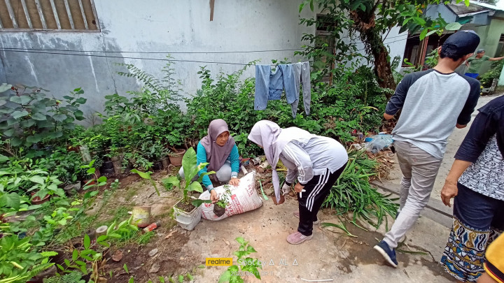 KERJA BAKTI / GOTONG ROYONG DI RT.07 KELURAHAN PASAR PAGI DAN PILAH SAMPAH PLASTIK