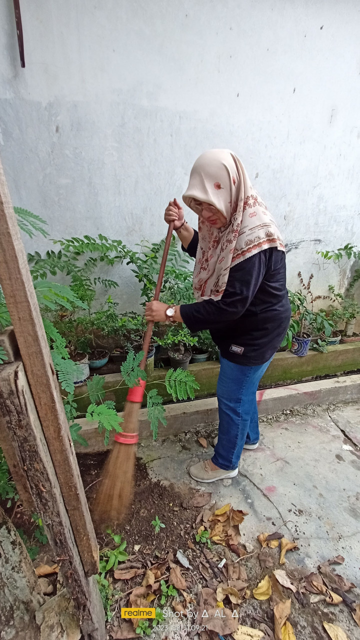 KERJA BAKTI / GOTONG ROYONG DI RT.07 KELURAHAN PASAR PAGI DAN PILAH SAMPAH PLASTIK
