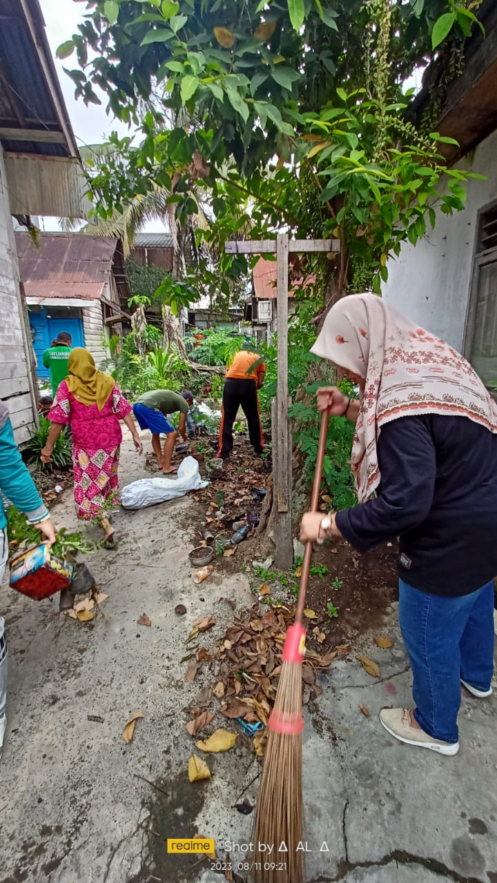 KERJA BAKTI / GOTONG ROYONG DI RT.07 KELURAHAN PASAR PAGI DAN PILAH SAMPAH PLASTIK