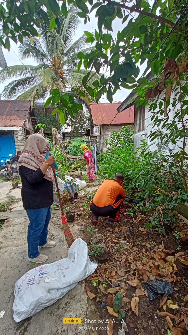 KERJA BAKTI / GOTONG ROYONG DI RT.07 KELURAHAN PASAR PAGI DAN PILAH SAMPAH PLASTIK