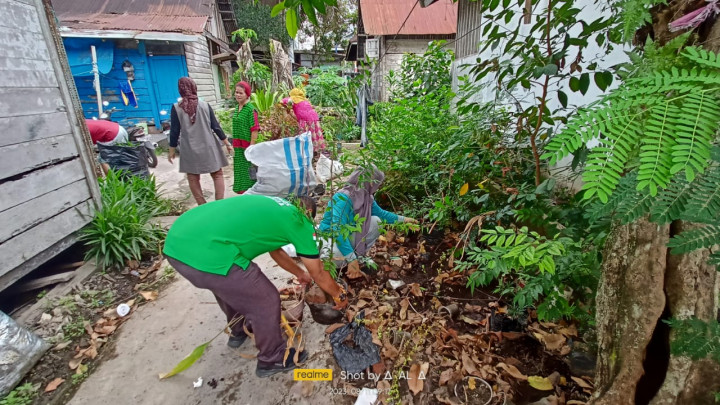 KERJA BAKTI / GOTONG ROYONG DI RT.07 KELURAHAN PASAR PAGI DAN PILAH SAMPAH PLASTIK