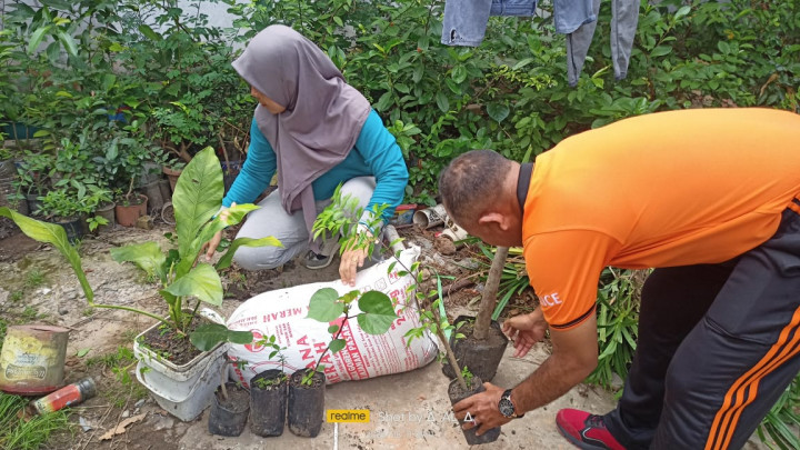 KERJA BAKTI / GOTONG ROYONG DI RT.07 KELURAHAN PASAR PAGI DAN PILAH SAMPAH PLASTIK