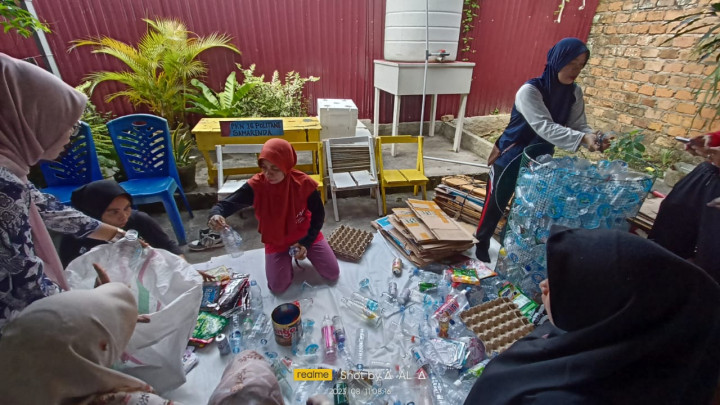 KERJA BAKTI / GOTONG ROYONG DI RT.07 KELURAHAN PASAR PAGI DAN PILAH SAMPAH PLASTIK