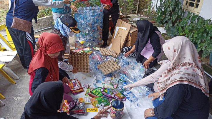 KERJA BAKTI / GOTONG ROYONG DI RT.07 KELURAHAN PASAR PAGI DAN PILAH SAMPAH PLASTIK