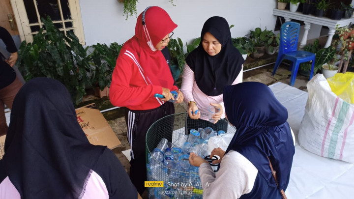 KERJA BAKTI / GOTONG ROYONG DI RT.07 KELURAHAN PASAR PAGI DAN PILAH SAMPAH PLASTIK