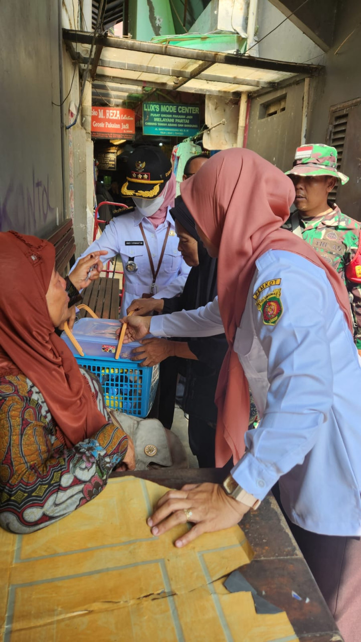 EVAKUASI LANSIA TERLANTAR DI JL. PANDAI BANGSAL SENG KELURAHAN PASAR PAGI
