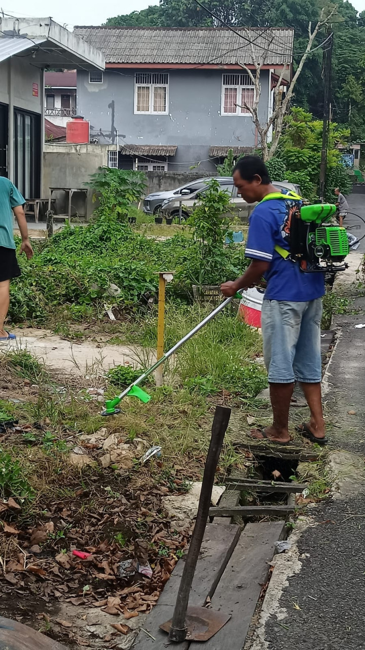 GOTONG ROYONG / KERJA BAKTI DI LINGKUNGAN KELURAHAN PASAR PAGI DI WILAYAH RT. 14, 6 DAN 7