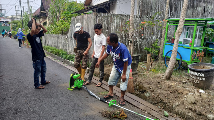 GOTONG ROYONG / KERJA BAKTI DI LINGKUNGAN KELURAHAN PASAR PAGI DI WILAYAH RT. 14, 6 DAN 7