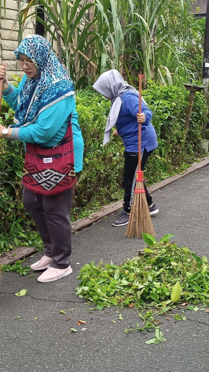 GOTONG ROYONG / KERJA BAKTI DI LINGKUNGAN KELURAHAN PASAR PAGI DI WILAYAH RT. 14, 6 DAN 7