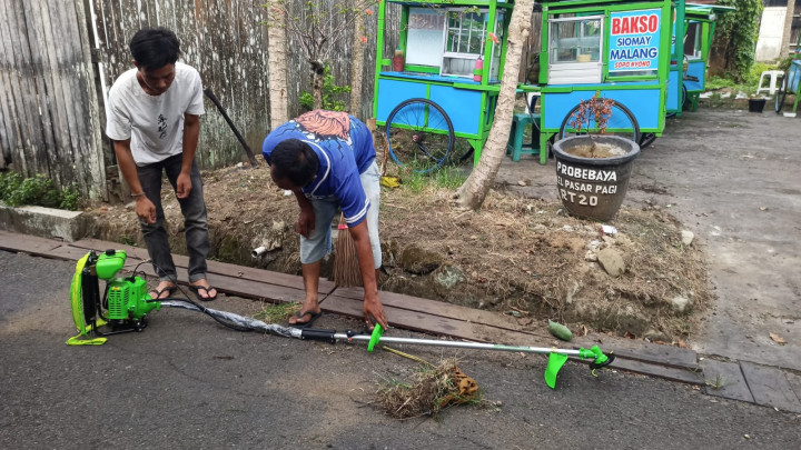 GOTONG ROYONG / KERJA BAKTI DI LINGKUNGAN KELURAHAN PASAR PAGI DI WILAYAH RT. 14, 6 DAN 7