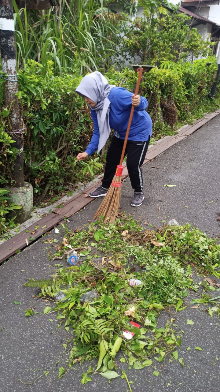GOTONG ROYONG / KERJA BAKTI DI LINGKUNGAN KELURAHAN PASAR PAGI DI WILAYAH RT. 14, 6 DAN 7