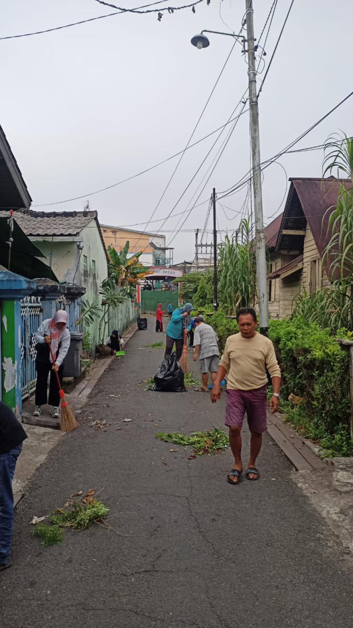 GOTONG ROYONG / KERJA BAKTI DI LINGKUNGAN KELURAHAN PASAR PAGI DI WILAYAH RT. 14, 6 DAN 7