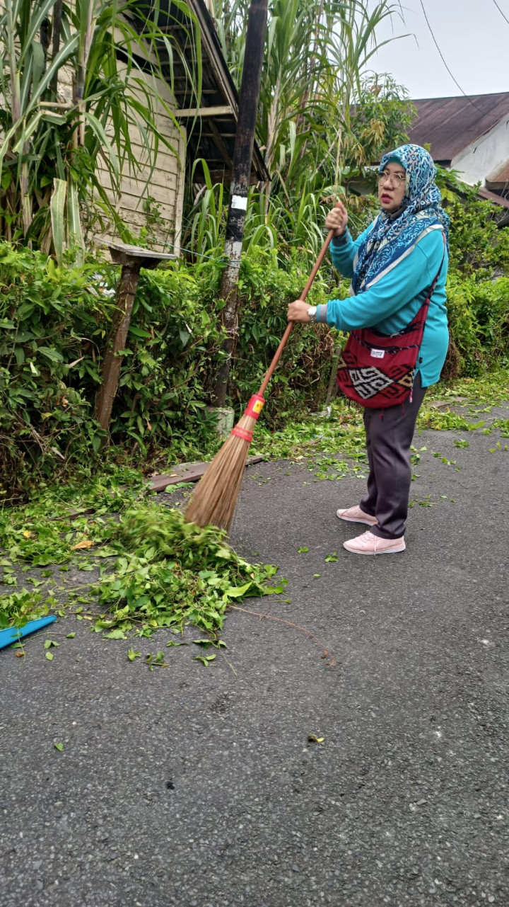 GOTONG ROYONG / KERJA BAKTI DI LINGKUNGAN KELURAHAN PASAR PAGI DI WILAYAH RT. 14, 6 DAN 7