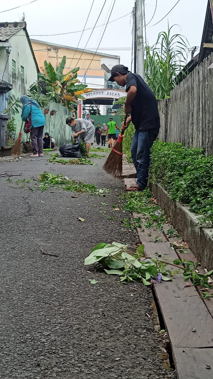 GOTONG ROYONG / KERJA BAKTI DI LINGKUNGAN KELURAHAN PASAR PAGI DI WILAYAH RT. 14, 6 DAN 7