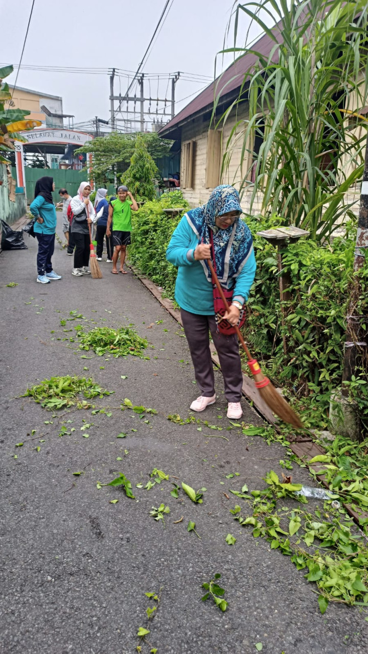 GOTONG ROYONG / KERJA BAKTI DI LINGKUNGAN KELURAHAN PASAR PAGI DI WILAYAH RT. 14, 6 DAN 7