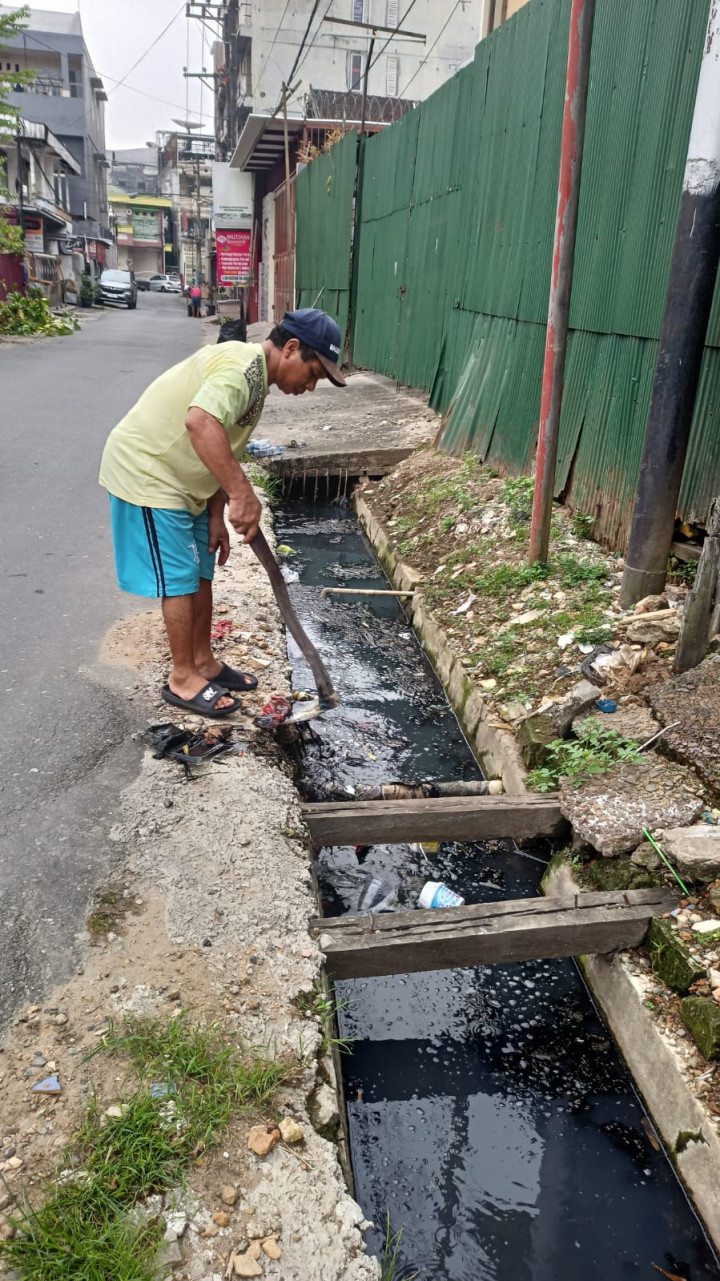 GOTONG ROYONG / KERJA BAKTI DI LINGKUNGAN KELURAHAN PASAR PAGI DI WILAYAH RT. 14, 6 DAN 7