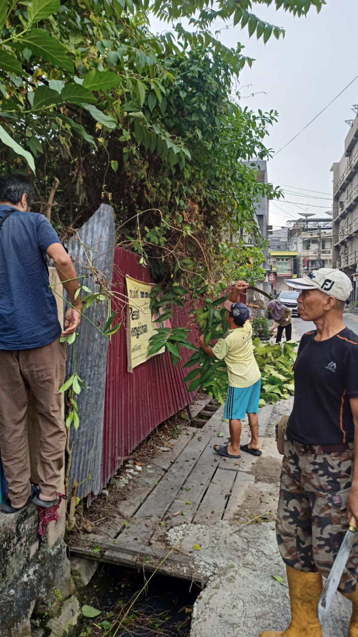 GOTONG ROYONG / KERJA BAKTI DI LINGKUNGAN KELURAHAN PASAR PAGI DI WILAYAH RT. 14, 6 DAN 7