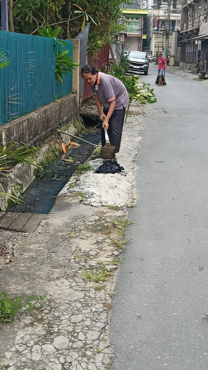 GOTONG ROYONG / KERJA BAKTI DI LINGKUNGAN KELURAHAN PASAR PAGI DI WILAYAH RT. 14, 6 DAN 7