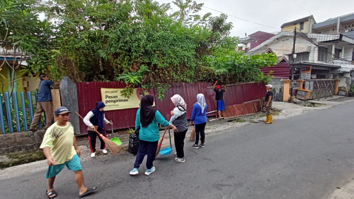 GOTONG ROYONG / KERJA BAKTI DI LINGKUNGAN KELURAHAN PASAR PAGI DI WILAYAH RT. 14, 6 DAN 7